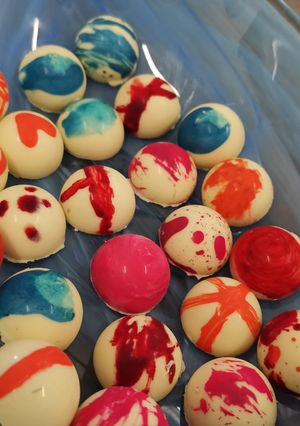 Una foto de Bombones de chocolate con relleno de maracuyá