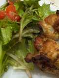 Frango na air fryer com saladinha