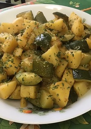 Une photo de Pommes de terre et courgettes au bouillon de chapon