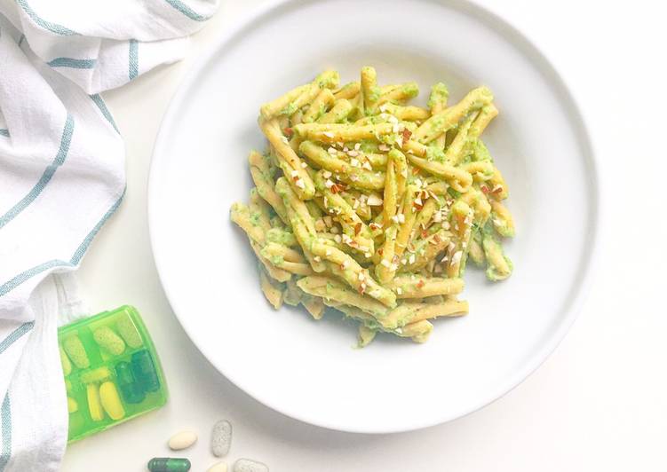 Caserecce di ceci con crema di broccoli e granella di mandorle