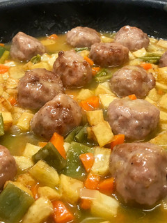 Una foto de Albóndigas con verduras y patatas