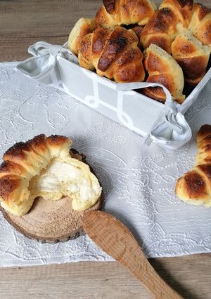 Zdjęcie przepisu Drożdżowe rogaliki na śniadanie.