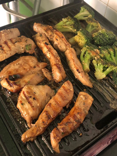 Una foto de Pollo y brócoli 🥦 al grill, con salsa de soja y miel!!!