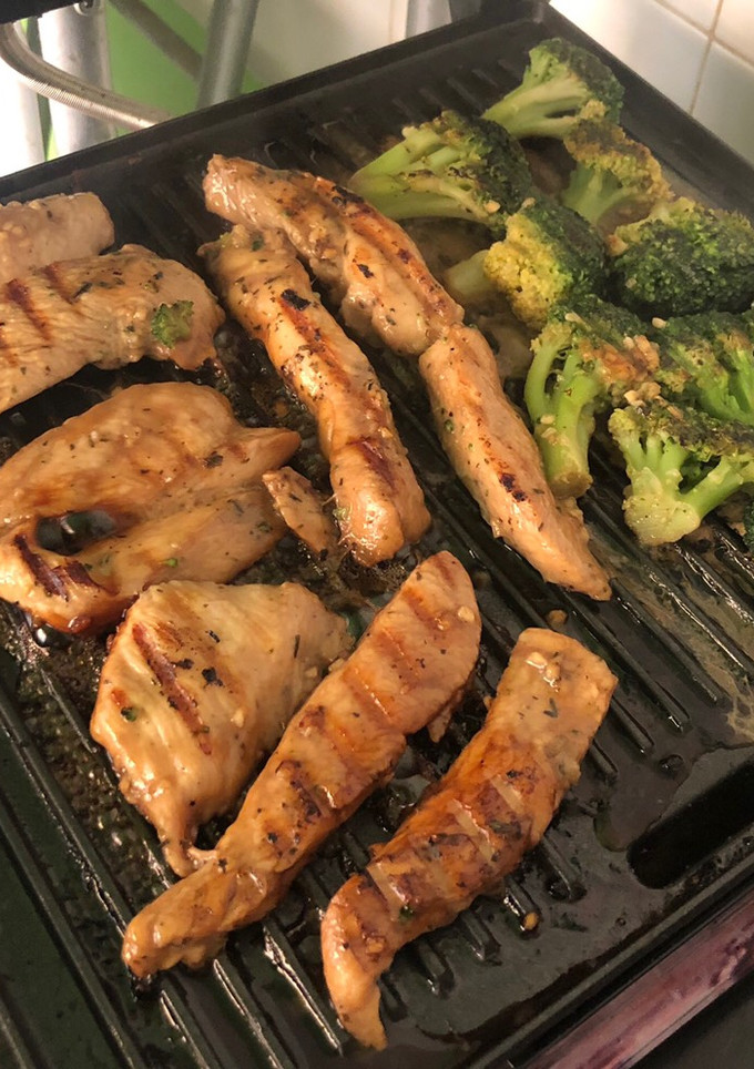 Una foto de Pollo y brócoli 🥦 al grill, con salsa de soja y miel!!!