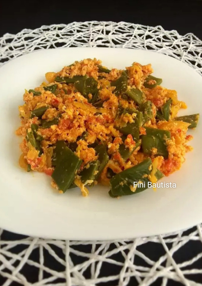 Una foto de Huevos revueltos con judías y tomate