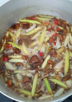 Hình của món Chân gà sả tắc sốt thái.