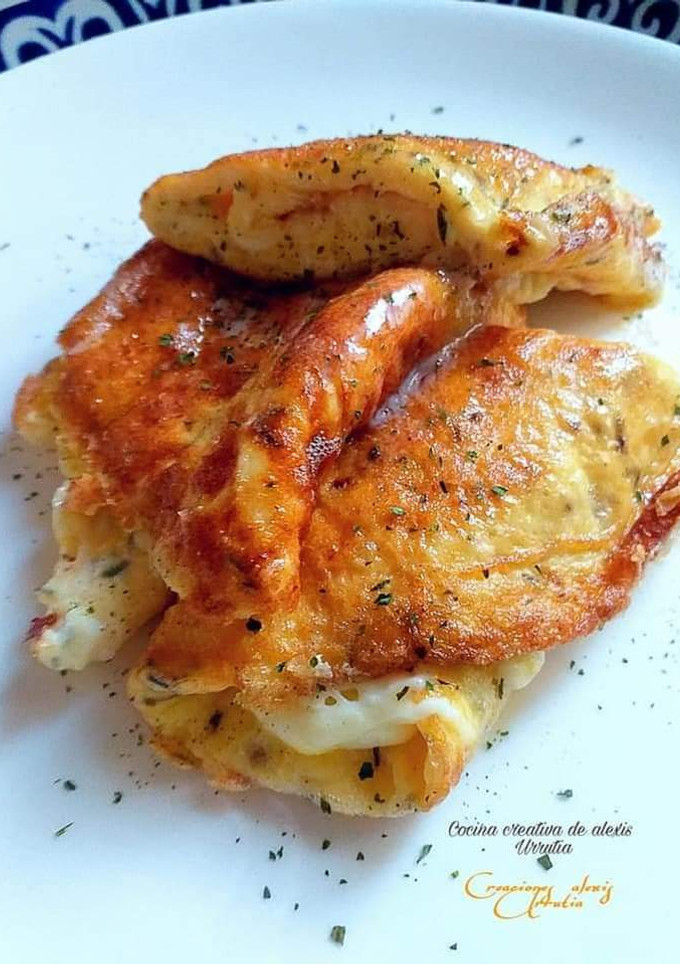 Una foto de Tortilla de dos tipos de quesos, mantequilla y hierbas aromática