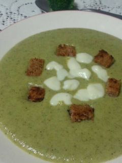 Una foto de Crema fría de brécol