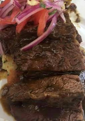 Una foto de Carne en salsa de vino blanco sobre puré rústico