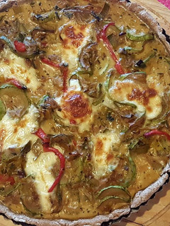 Una foto de Tarta casera de puerro y zuchini en masa integral!
