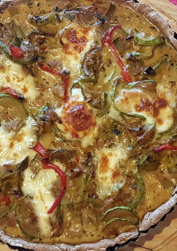 Una foto de Tarta casera de puerro y zuchini en masa integral!