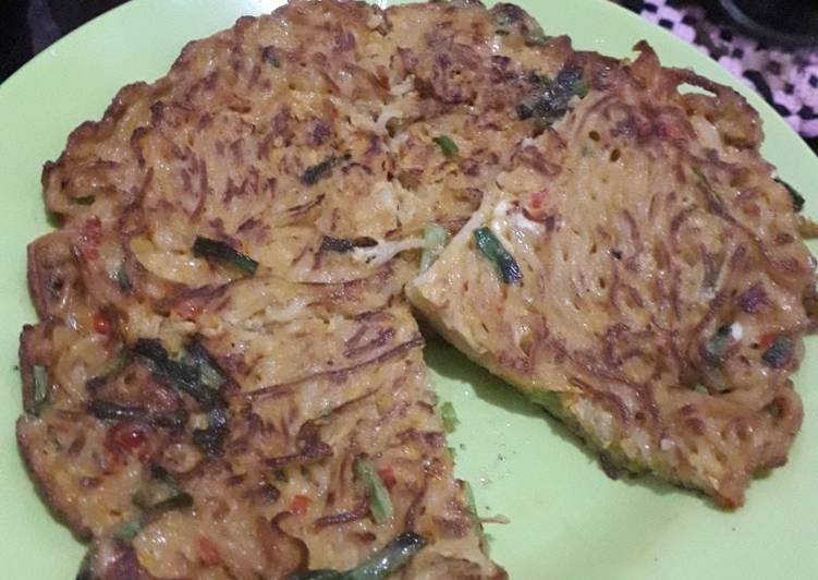 Cara Gampang Membuat Omelet Mie Anti Gagal