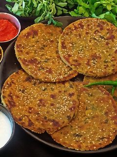 મેથી બાજરી ના ઢેબરા (Methi Bajri Dhebra Recipe In Gujarati) રેસીપી મુખ્ય ફોટો