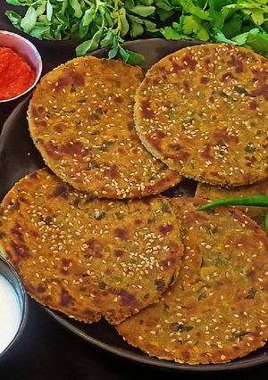 મેથી બાજરી ના ઢેબરા (Methi Bajri Dhebra Recipe In Gujarati) રેસીપી મુખ્ય ફોટો