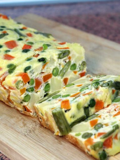 Una foto de Tortilla de colores o Tortilla de verduras al horno