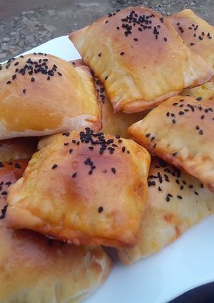 صورة لوصفة فطائر في الفرن بنينة وبعجينة قطنية 👏👍😋