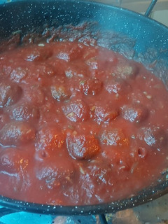 Una foto de Albóndigas con tomate y verduras