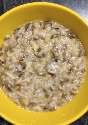 A picture of Dal khichdi.