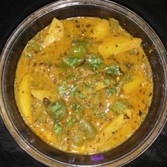 A picture of Aloo Capsicum Gravy.