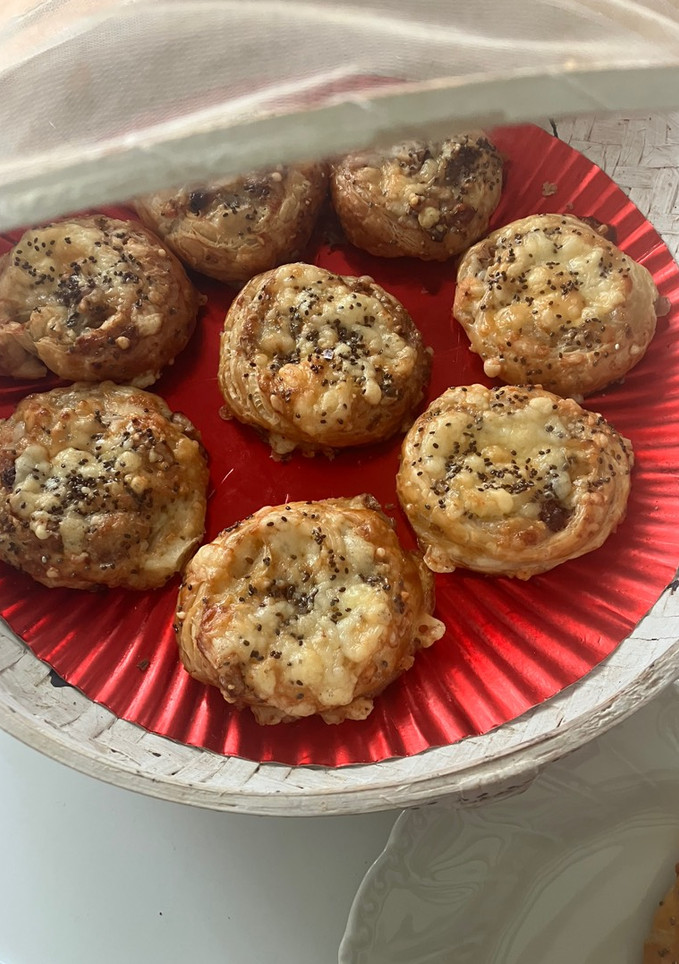 Una foto de Rollitos de hojaldre con tres quesos y pera