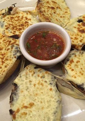 Una foto de Molletes clásicos de frijol
