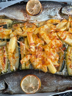 Pisztráng sajtos cukkinivel és burgonyával recept fotója