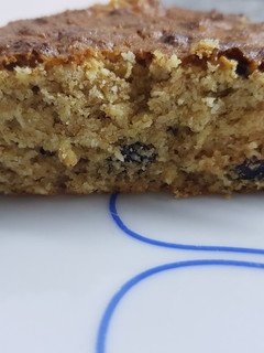 Una foto de Torta de naranja pasas y coco con harina integral