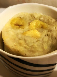 Una foto de Mug cake de banana súper fácil! Muffin de banana en taza