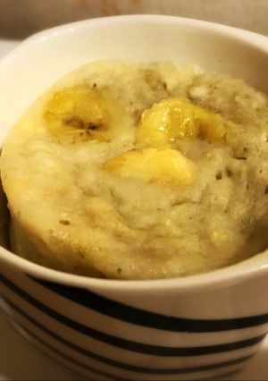 Una foto de Mug cake de banana súper fácil! Muffin de banana en taza
