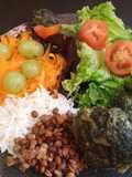Ensalada completa con uvas y verduras de estación