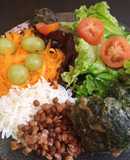 Ensalada completa con uvas y verduras de estación