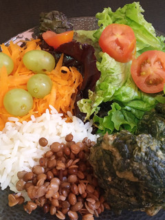 Una foto de Ensalada completa con uvas y verduras de estación