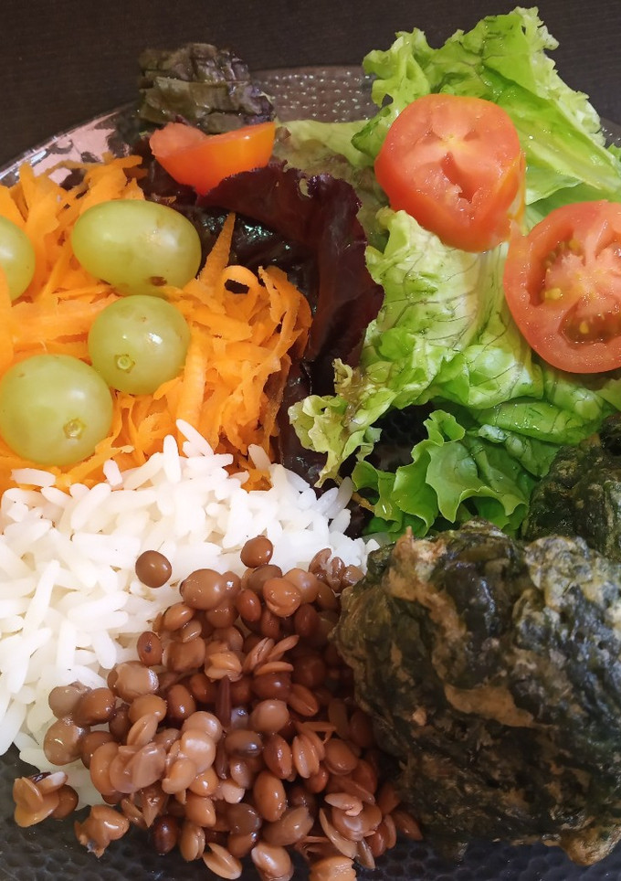 Una foto de Ensalada completa con uvas y verduras de estación