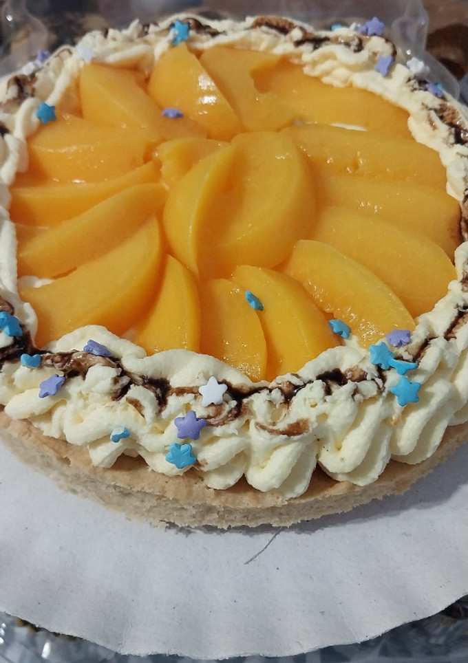 Una foto de Tarta de durazno y crema diplomata