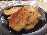 Una foto de pollo empanado con harina