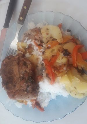 Una foto de Chuleta con arroz