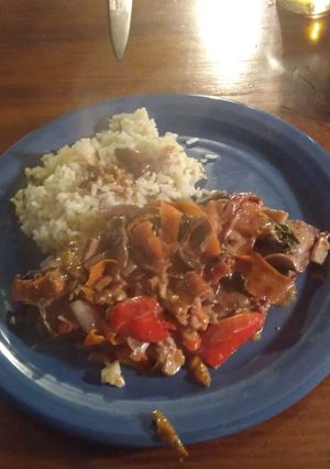 Una foto de Plancheta|Bife a la pimienta/verdura salteada y arroz/ajo/verdeo