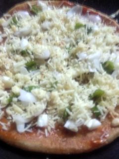 अनियन आटा पिज़्ज़ा (Onion aata pizza recipe in hindi) रेसिपी मुख्य फोटो