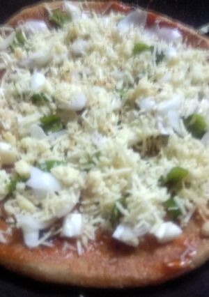 अनियन आटा पिज़्ज़ा (Onion aata pizza recipe in hindi) रेसिपी मुख्य फोटो