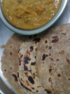 கோதுமை பரோட்டா வித் காய்கறி குருமா (Kothumai parota with kaikari kurma Recipe in Tamil) செய்முறை முக்கிய புகைப்படம்
