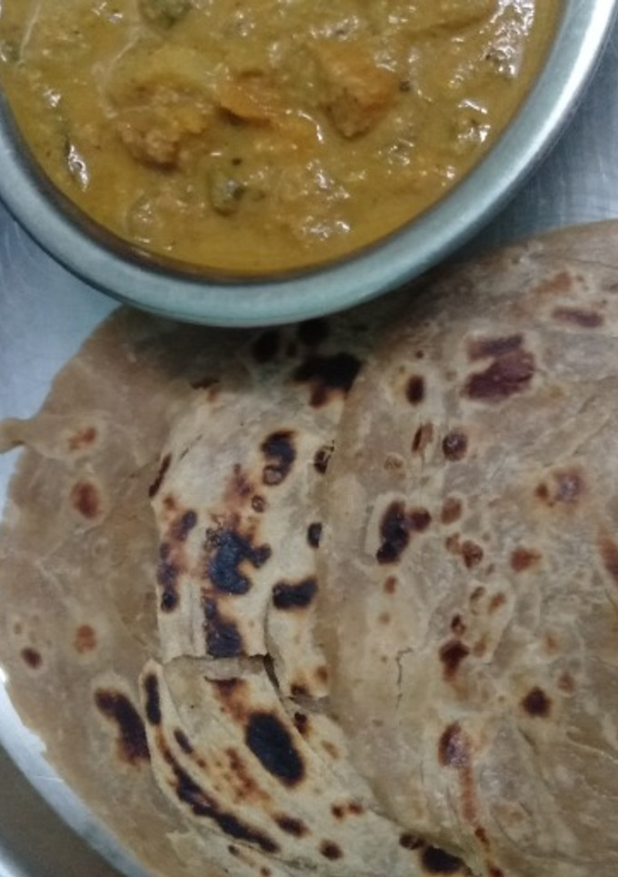 கோதுமை பரோட்டா வித் காய்கறி குருமா (Kothumai parota with kaikari kurma Recipe in Tamil) செய்முறை முக்கிய புகைப்படம்