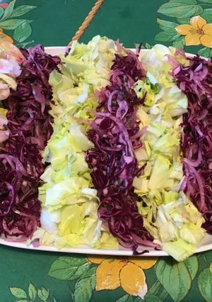 Une photo de Salade bicolore de chou rouge,oignon de roscoff et scarole