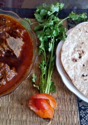A picture of Pakistani mutton korma.