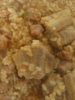 Una foto de Arroz casero con costilla y salchichas