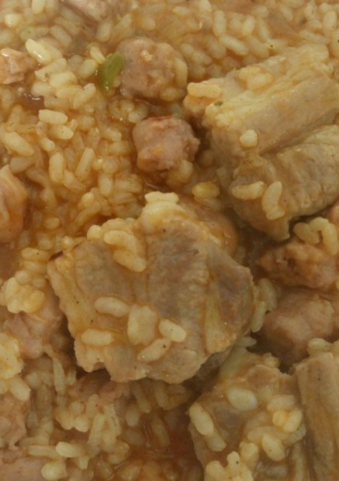 Una foto de Arroz casero con costilla y salchichas