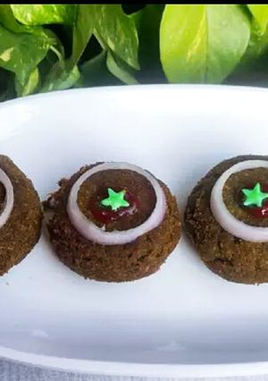 A picture of Palak Chickpea kebab with cheese filling.