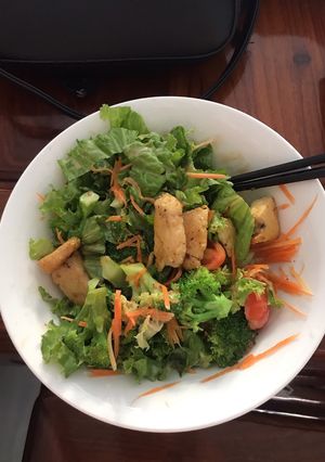 Hình của món Salad trộn với ức gà sốt cam “ Eat Clean”.