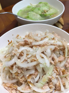 A picture of 鮪魚洋蔥沙拉.