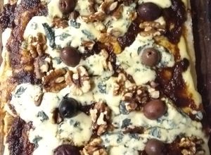 Una foto de Pizza de cebollas caramelizadas, queso azul y nuez