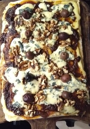 Una foto de Pizza de cebollas caramelizadas, queso azul y nuez